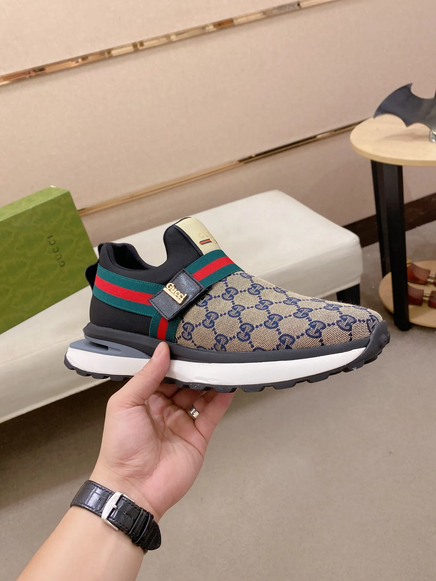 Factory price: 462💰 (GUCCI) The latest 🎁🎁casual and fashionable men's shoes👟 from the official website, hot style 💥 style is simple and elegant, exclusive for trendy men. Unique latest brand elements from the official website 👑original decoration, fashionable and generous, original fabric ✅breathable stretch cloth lining, official website designated wear-resistant casual outsole, classic model taken at the counter in kind🎬38-44 (45 is not returnable and non-refundable)